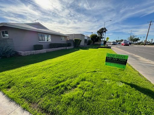 Spacious two-bedroom. Gorgeous remodeled unit with new paint, new floors, and an updated bathroom and kitchen. – photo 1