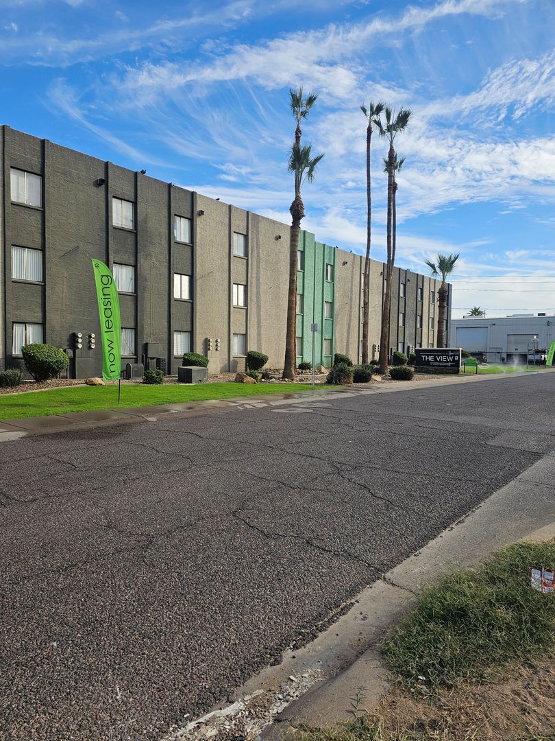 Phoenix Apartment: 9423 N. 17th Ave