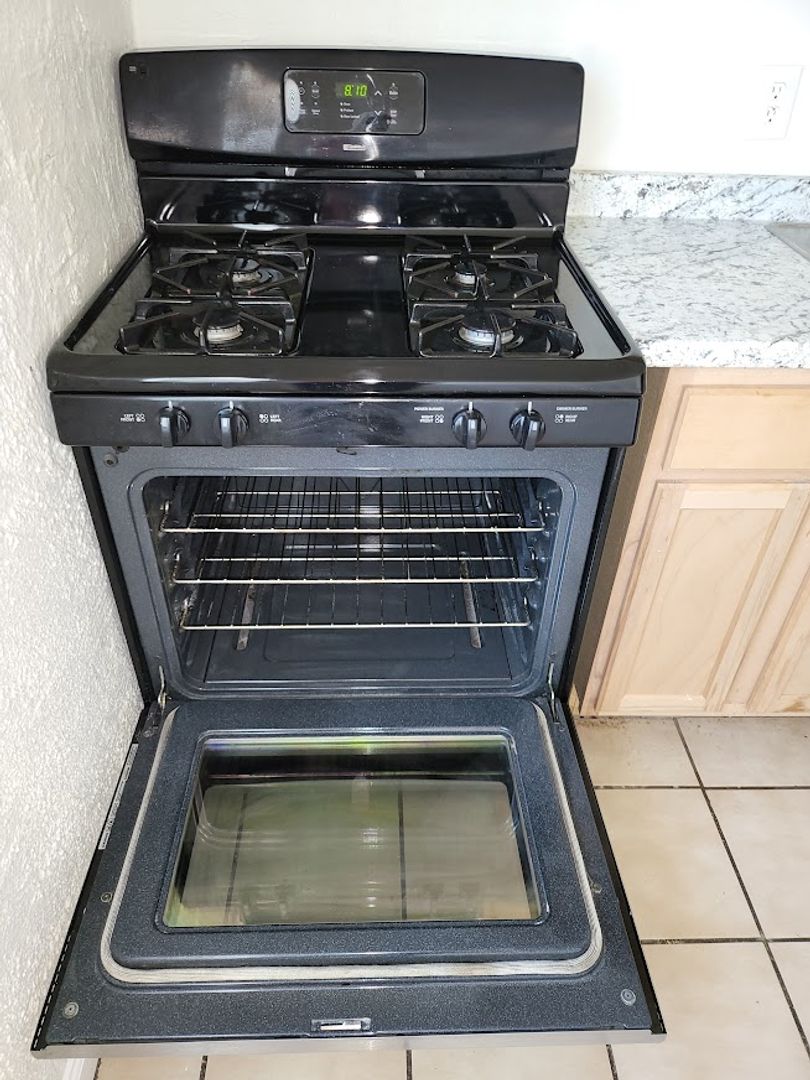 Oven in apartment 03 at 814 East Siesta Drive.