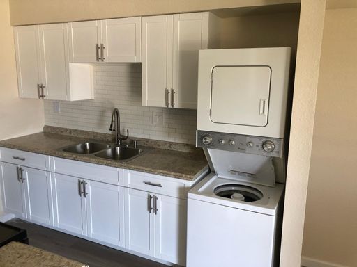 Remodeled 2bd 1 ba with washer and dryer hook ups – photo 1