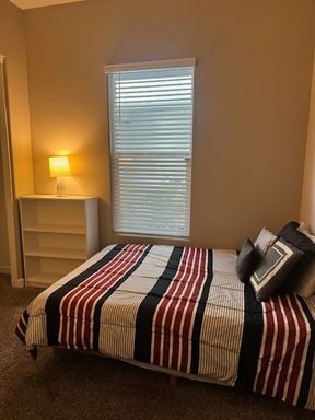 ROOM FOR RENT IN LARGE HOME – photo 1