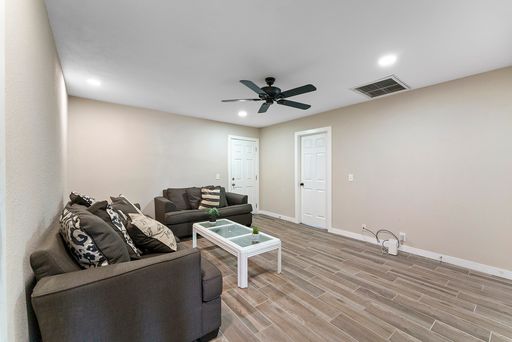 ROOM FOR RENT IN LARGE HOME – photo 1