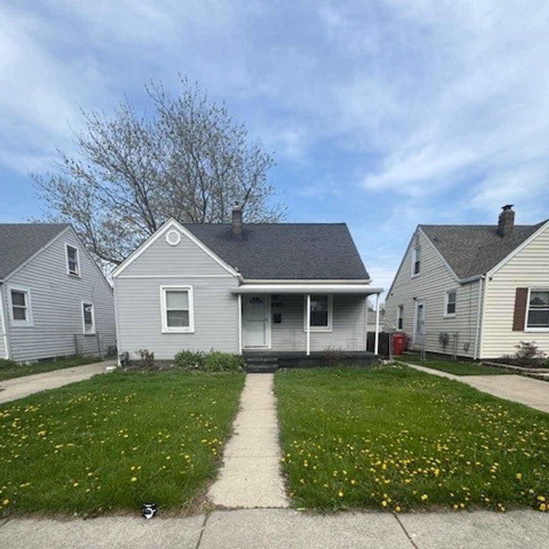 Roseville House: 28744 Maple St