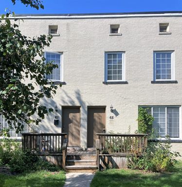 2nd MONTH FREE if rented by sept 20th! Updated 3-Bedroom Townhome for Lease in Pontiac – photo 1