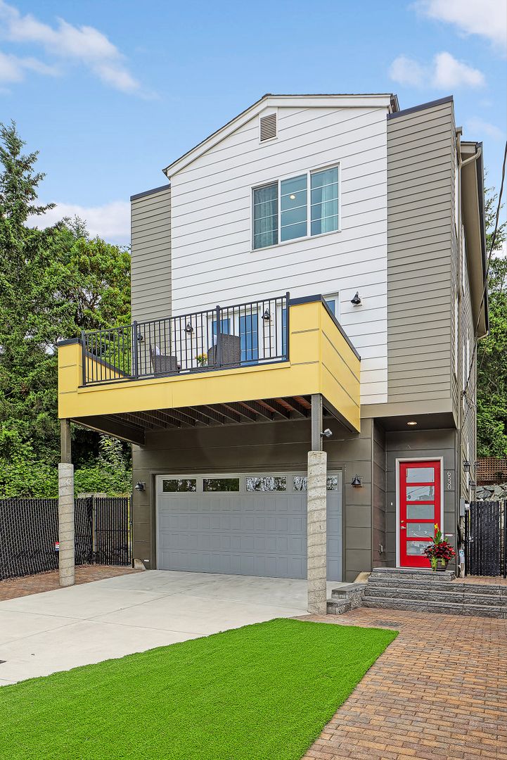 Seattle Apartment: 6530 Delridge Way SW