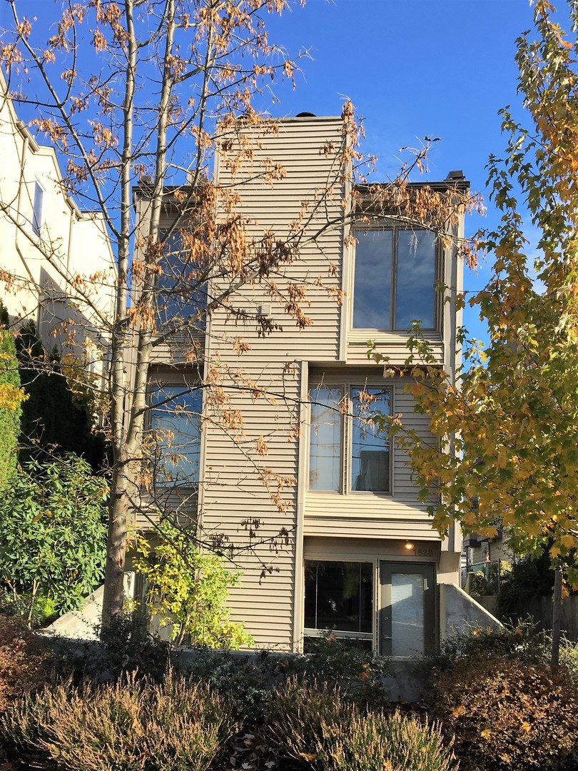 Seattle Apartment: 1628 42nd Ave E