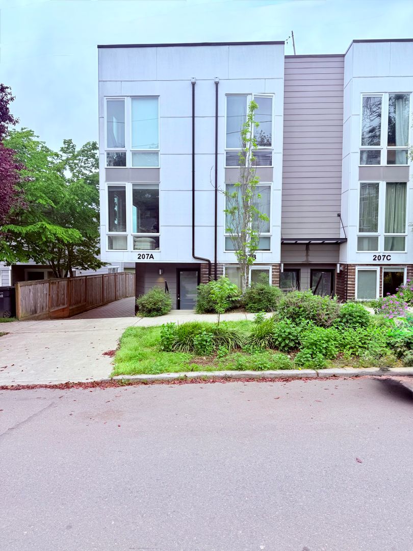 Seattle Townhome: 207 16th Ave Unit A