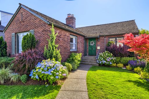 3047 W Viewmont Way W, Seattle, WA 98199