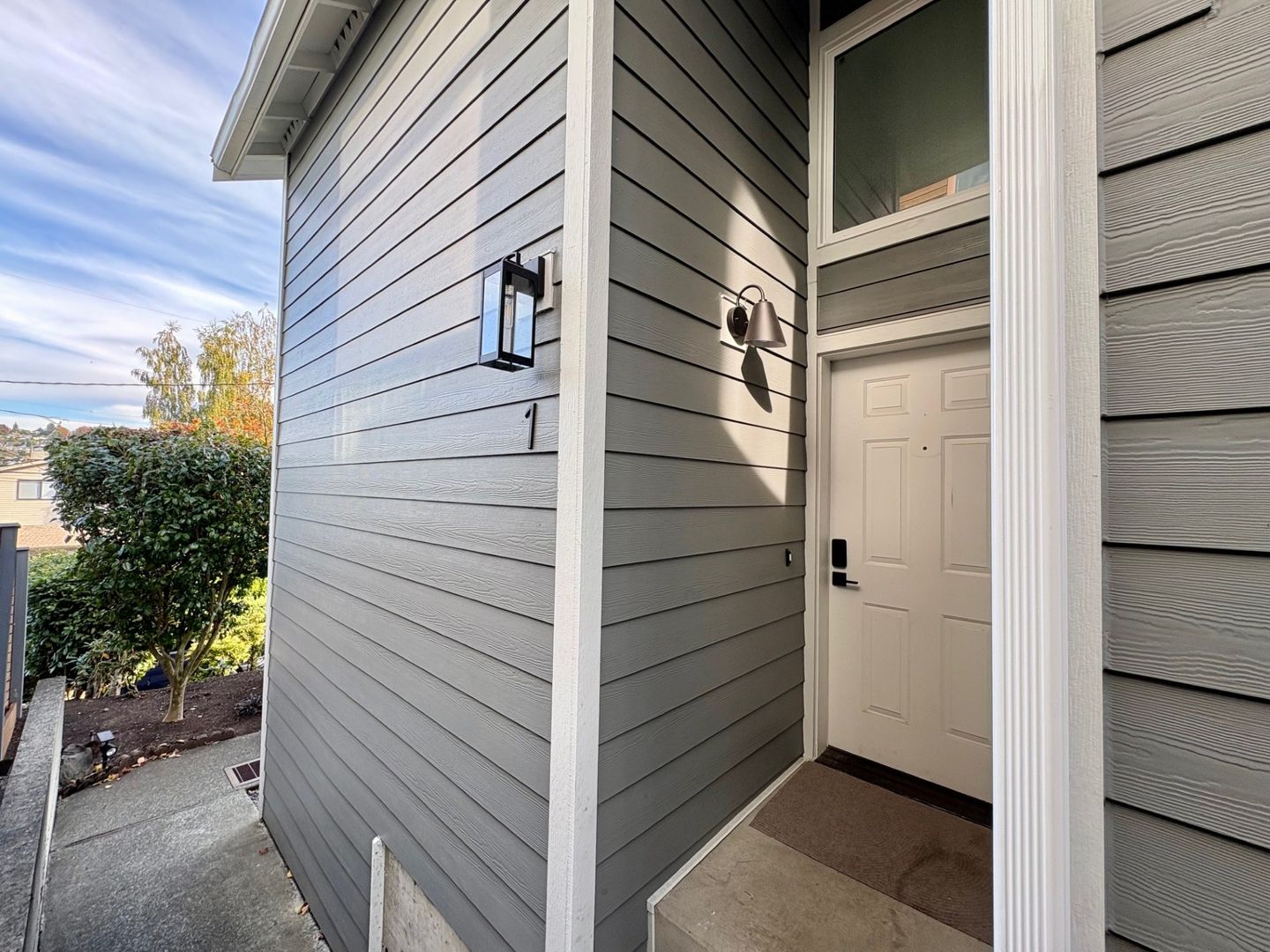 Seattle Apartment: 2633 22nd Ave W