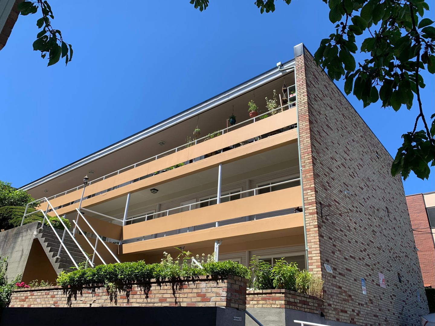 Seattle Apartment: 815 3rd Ave N