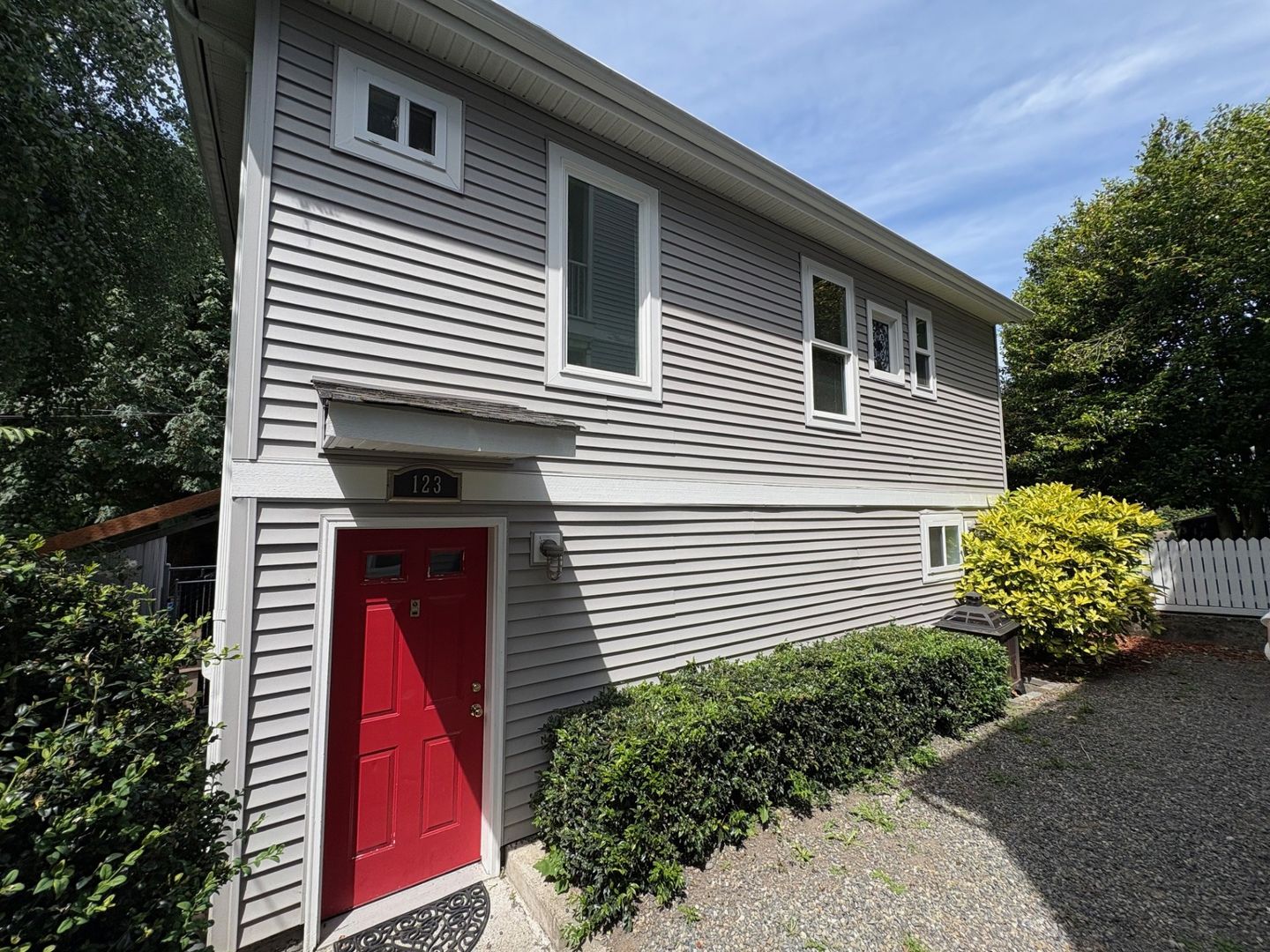 Seattle Apartment: 121 13th Ave E