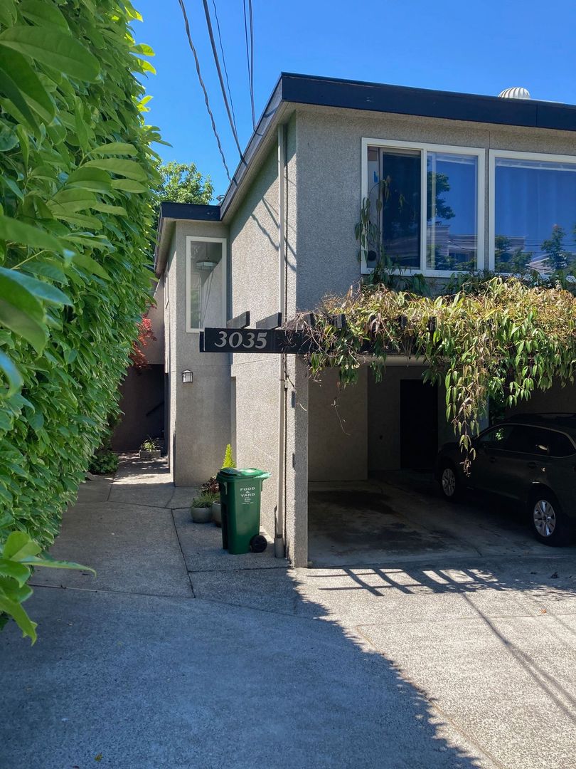 Seattle Apartment: 3035 14th Ave W