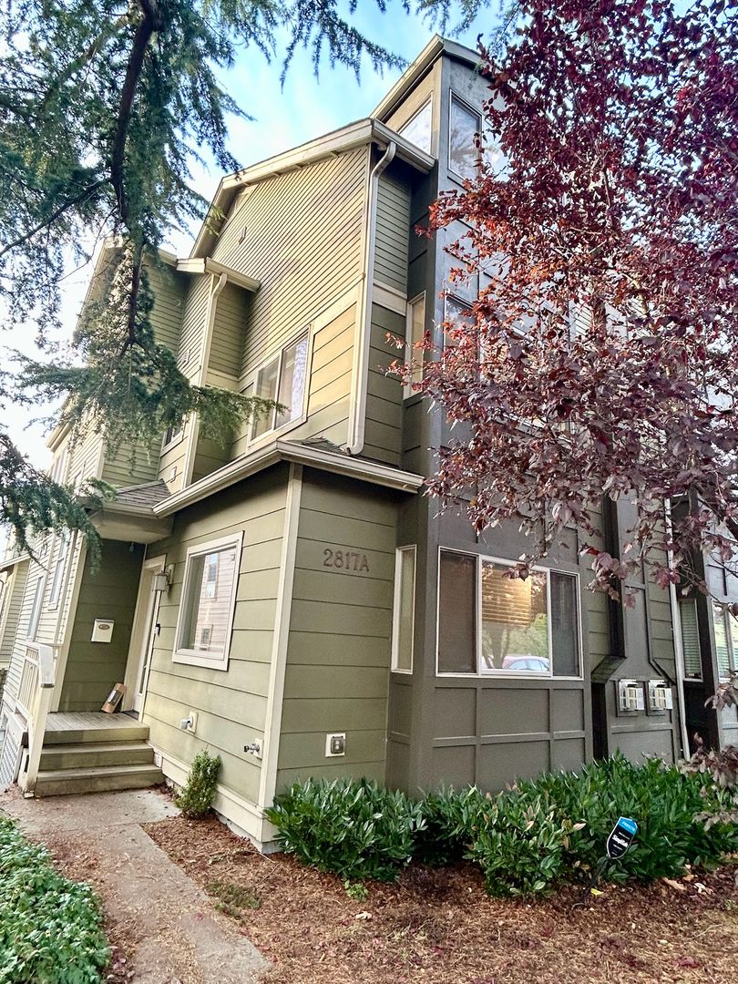 Seattle House: 2817A 14th Ave W