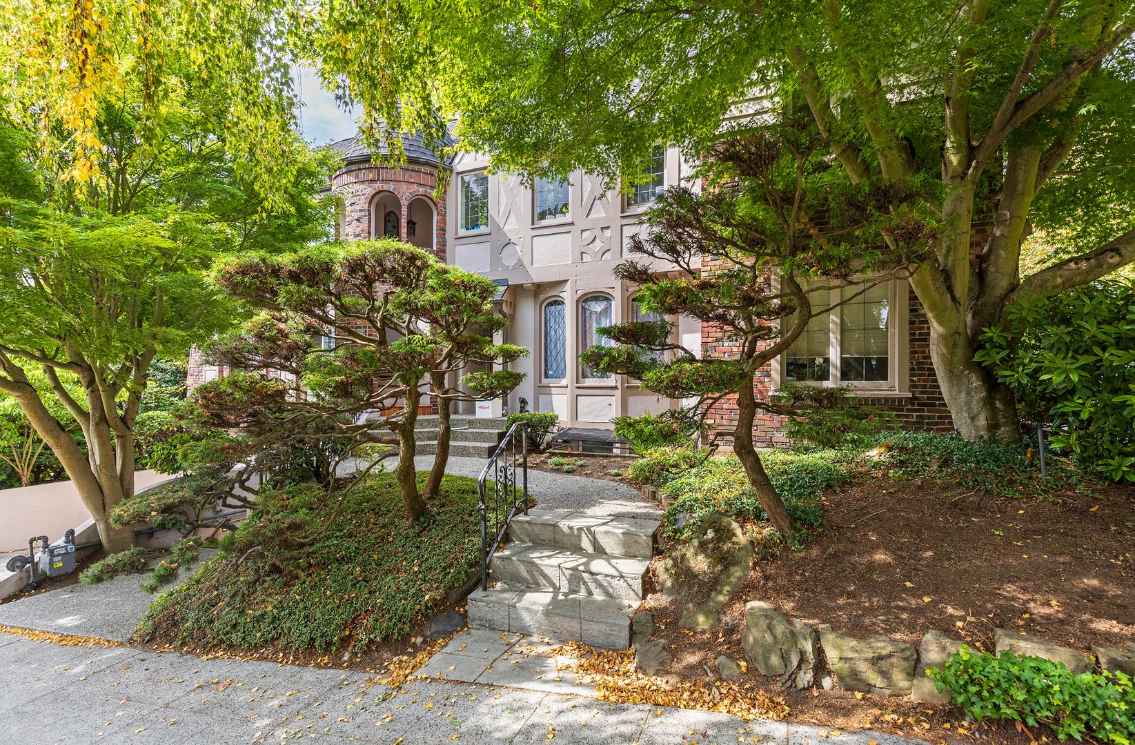 Seattle Apartment: 719 Warren Ave N