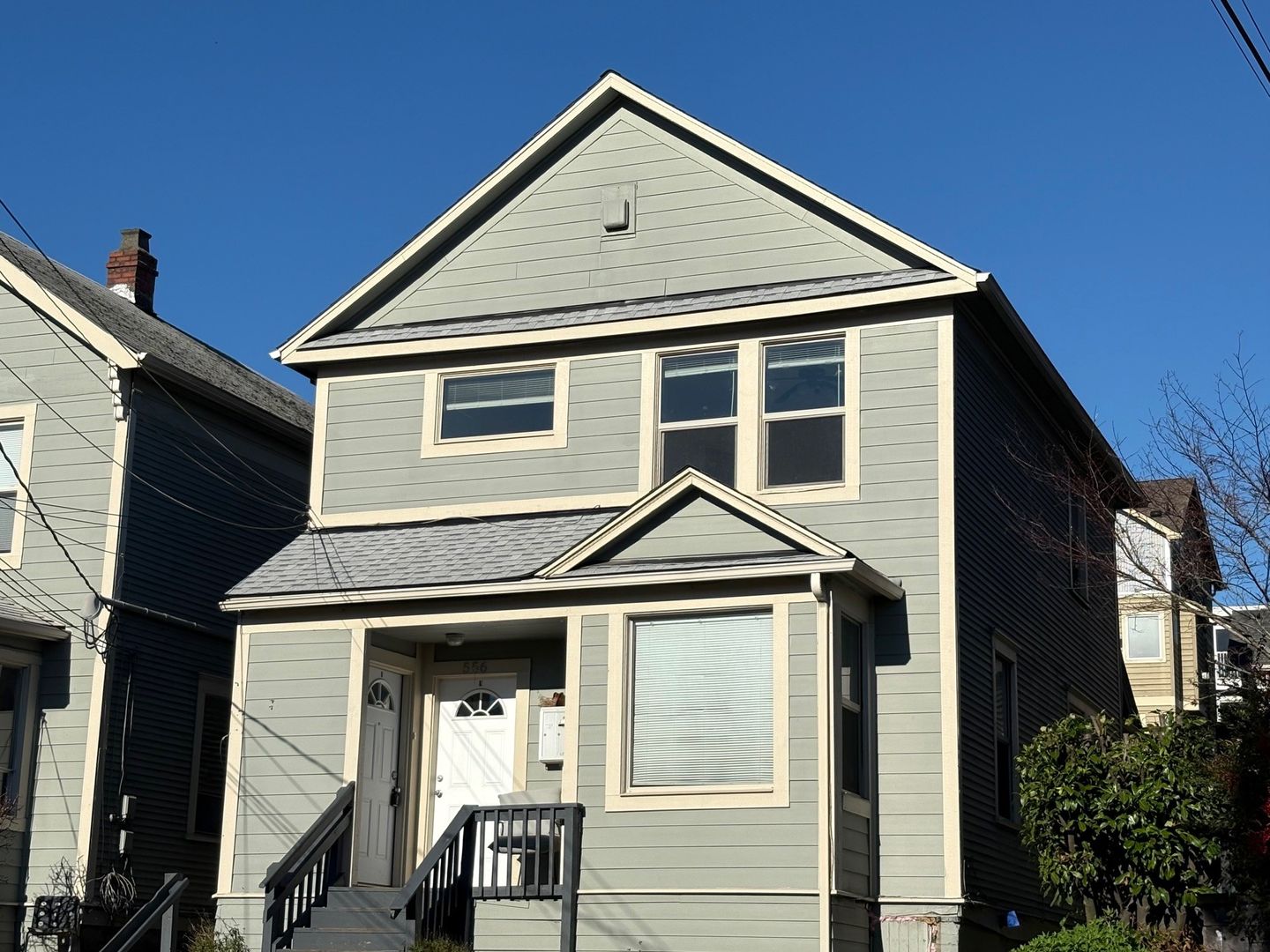 Seattle Apartment: 556 Ward St