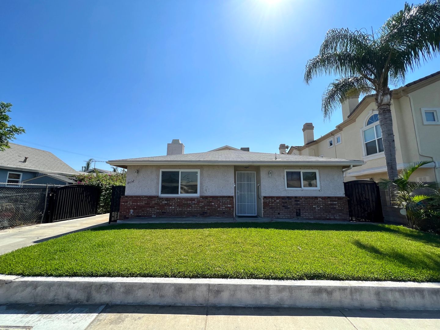 Cypress Apartment: 8632 La Salle St