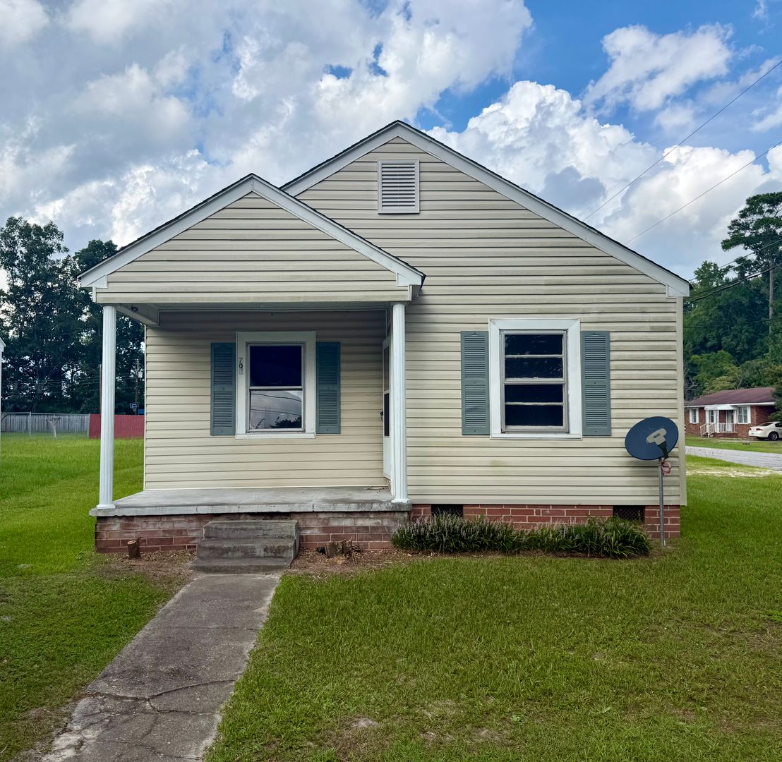 Elizabethtown House: 707 Brisson Ave