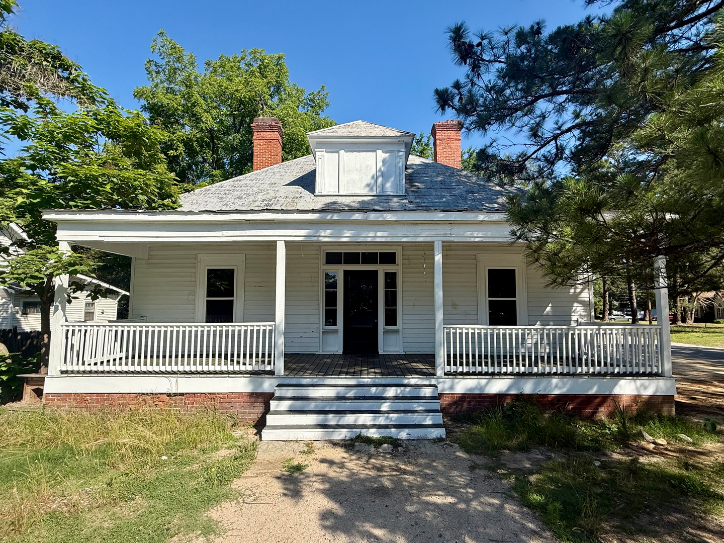 Enfield House: 213 N Dennis St