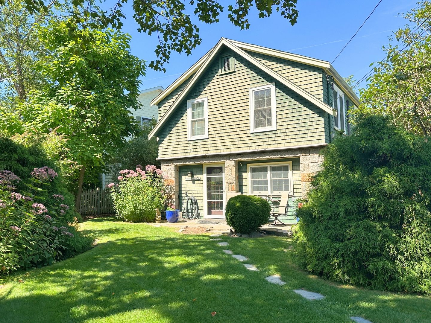 Rockport House: 1B Pigeon Hill Court