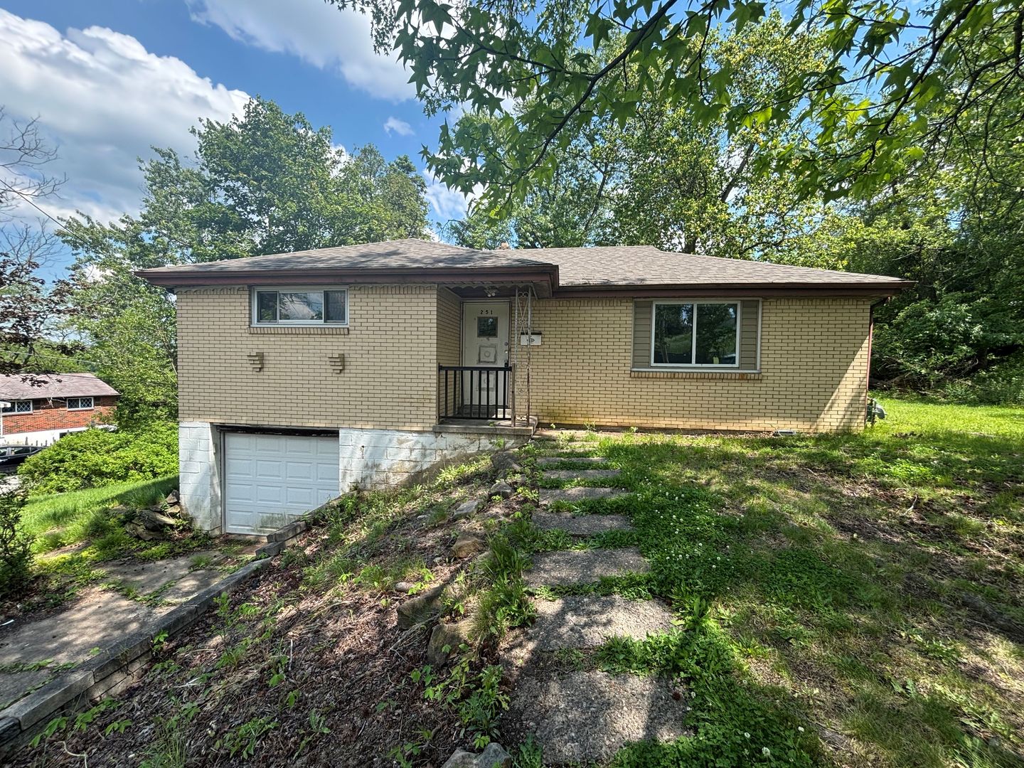 Verona House: 251 Selvin Dr
