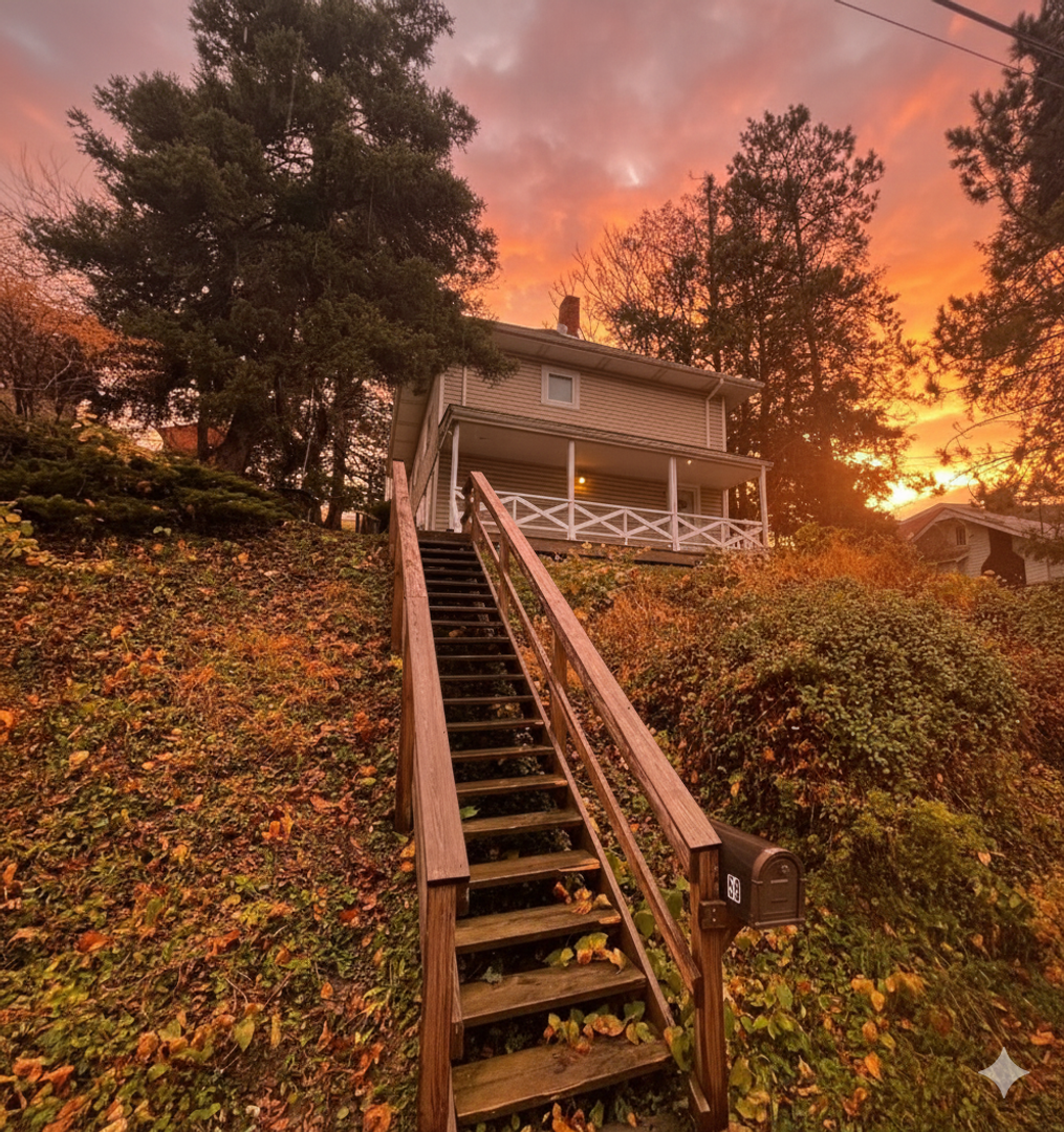 Brentwood House: 59 Pointview Rd