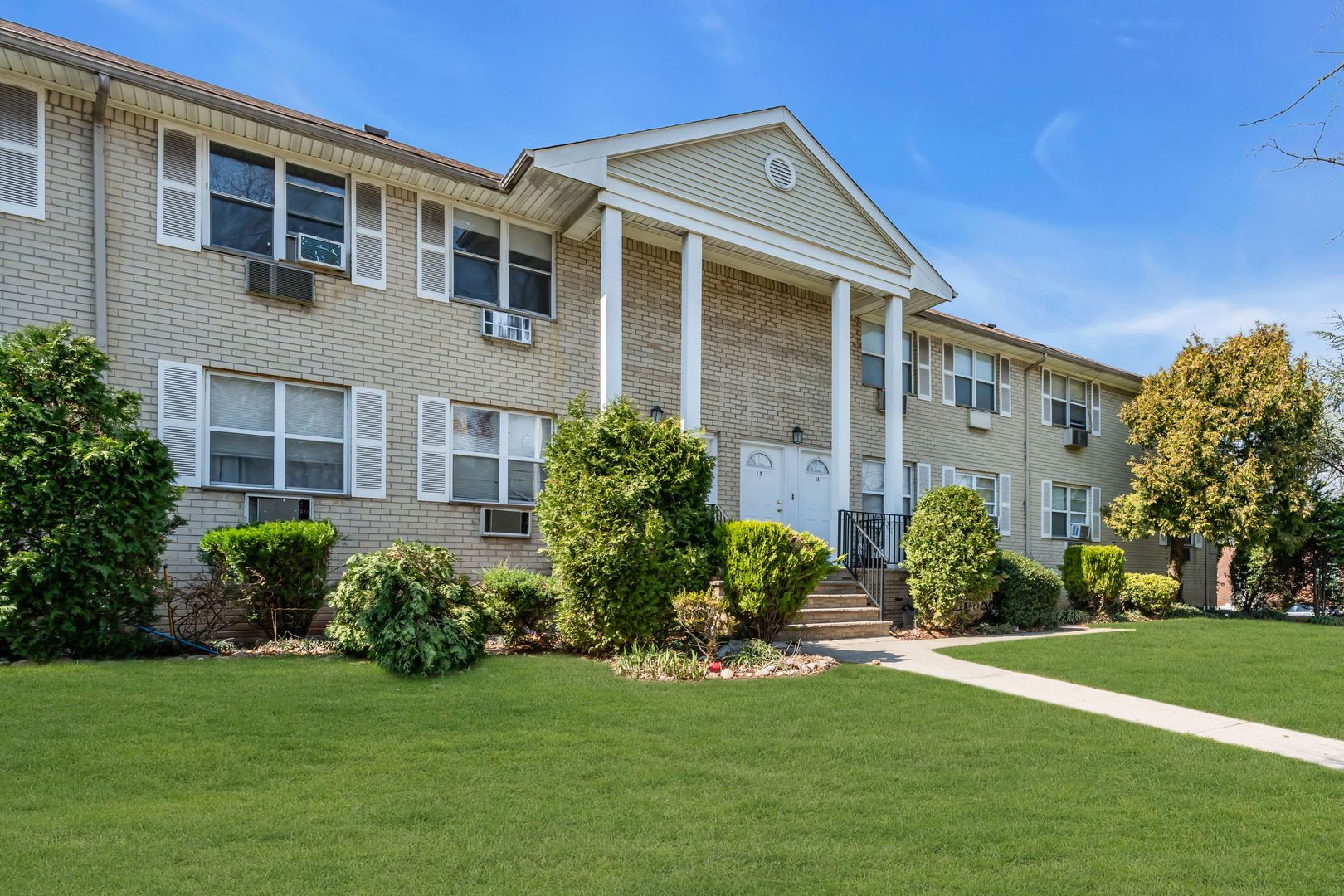 Roselle Apartment: 408 Chestnut Street