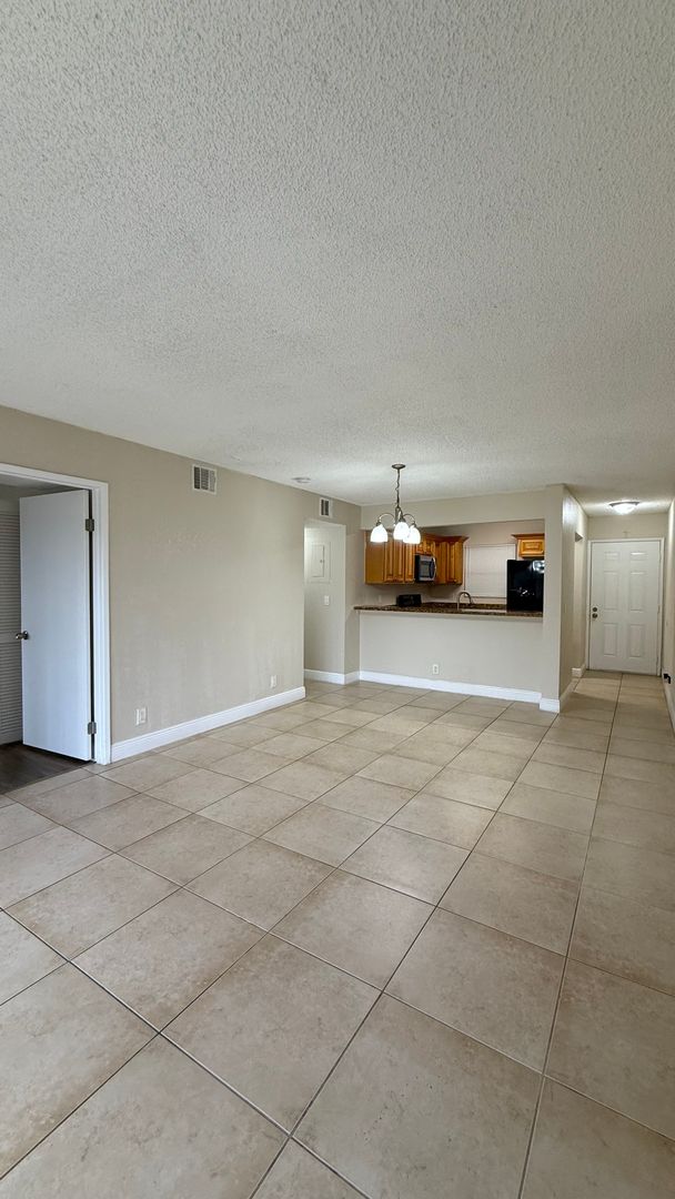 West Palm Beach Condo: 1500 Lake Crystal Drive