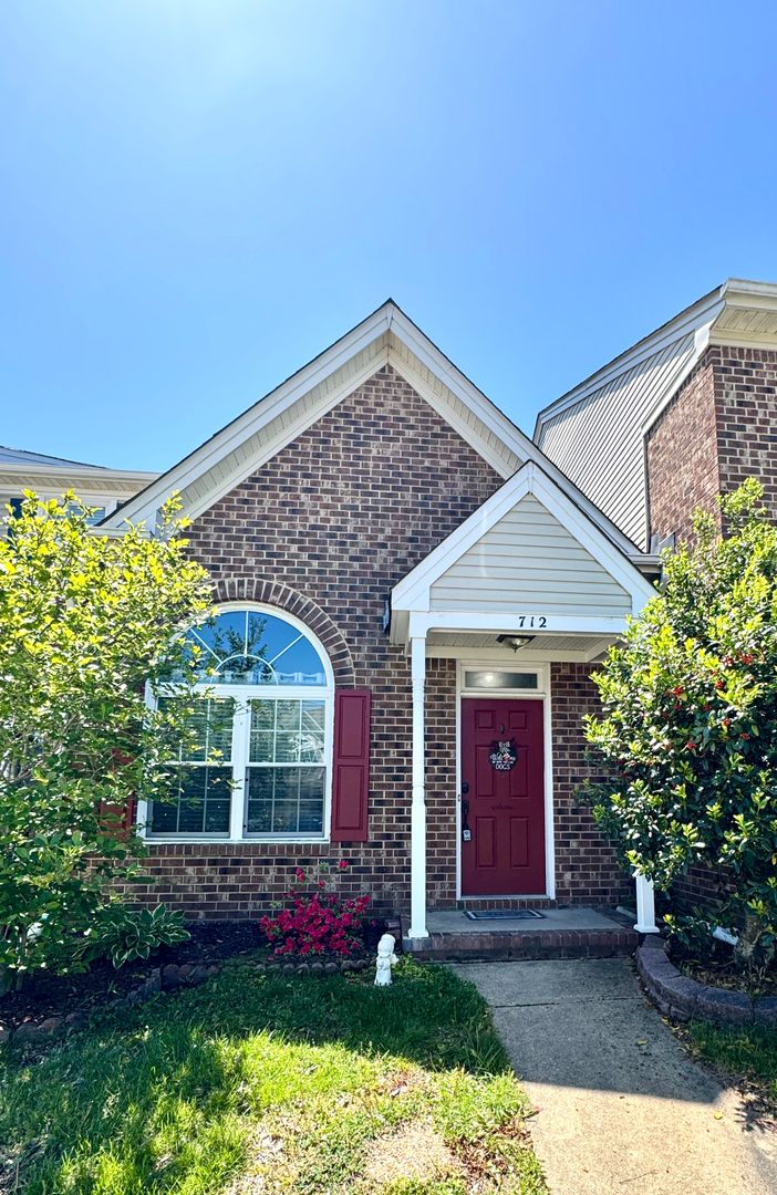 Chesapeake Townhome: 712 S. Lake Circle