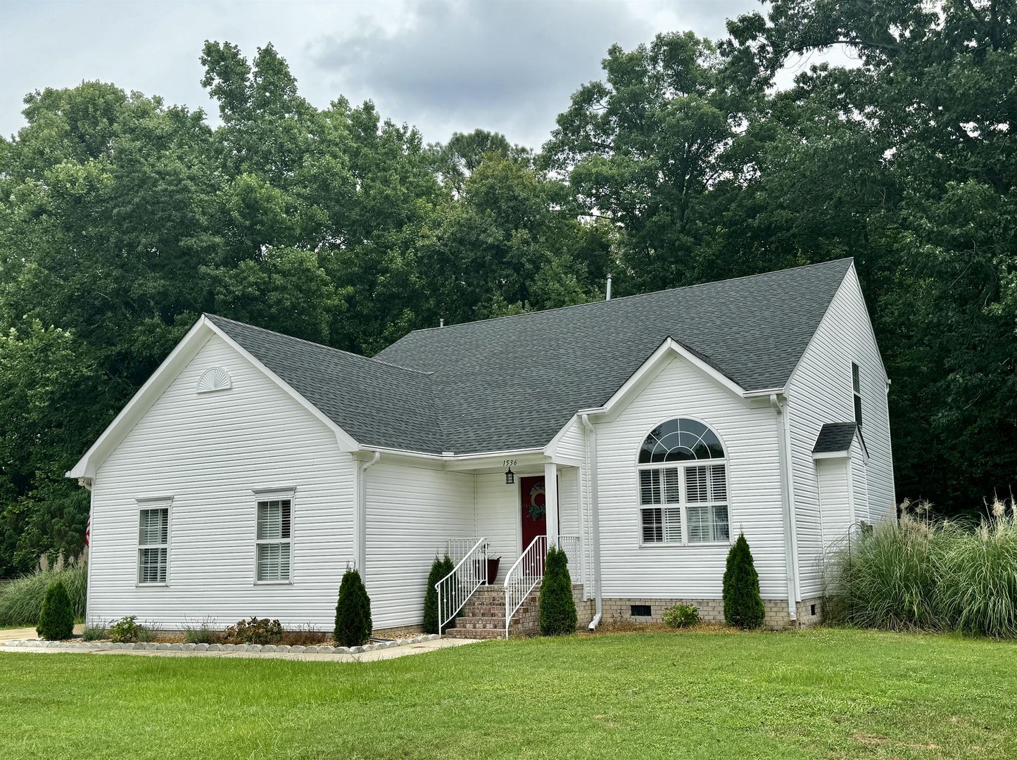 Beautiful 3 bed, 2.5 bath home with a spacious loft and an open floor plan.