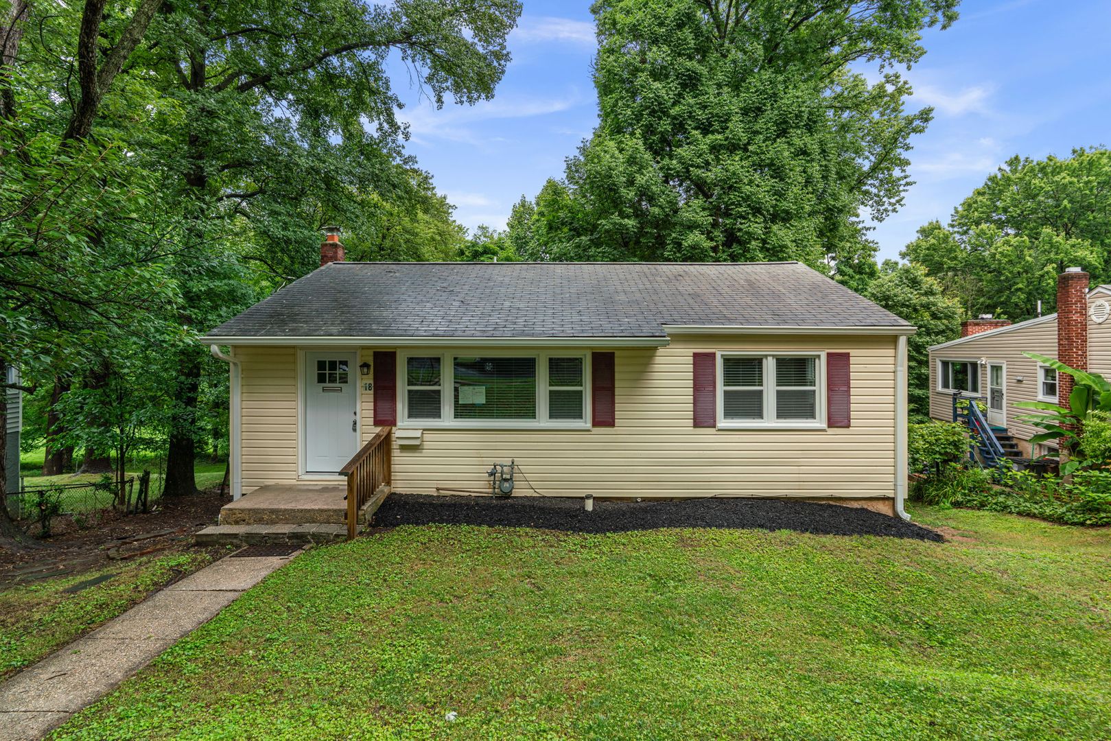 Rockville House: 18 Grandin Cir