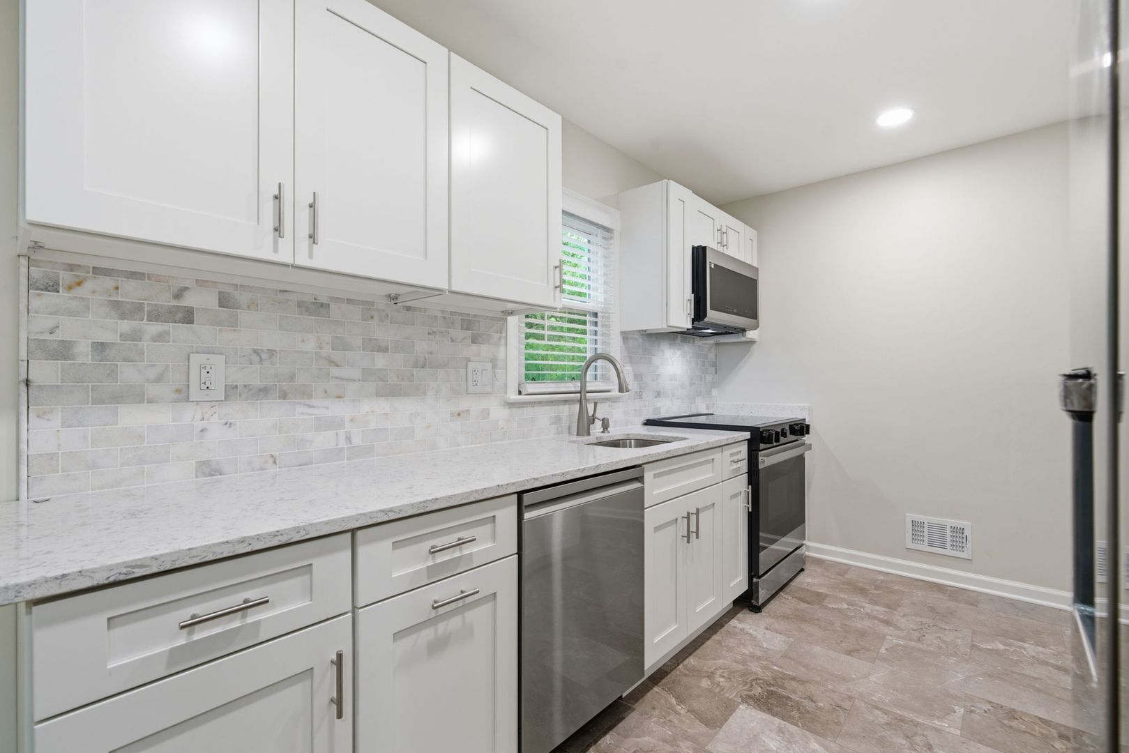 18 Grandin Cir 8 of 12