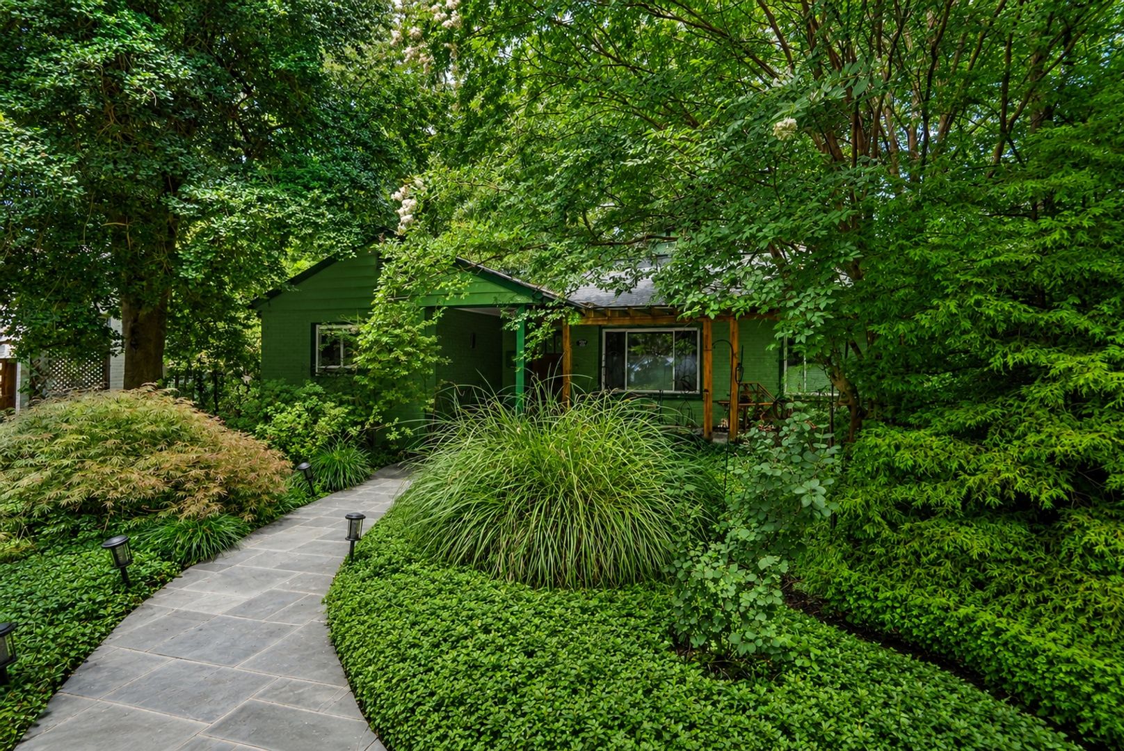 Silver Spring House: 110 Devon Ct