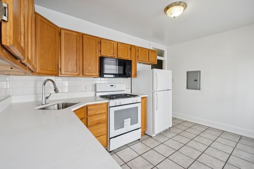 Welcome to this cozy and well-maintained 2-bedroom, 1-bathroom apartment at 4141-43 Unit 3, Ridge Avenue, Philadelphia, PA 19046. – photo 1