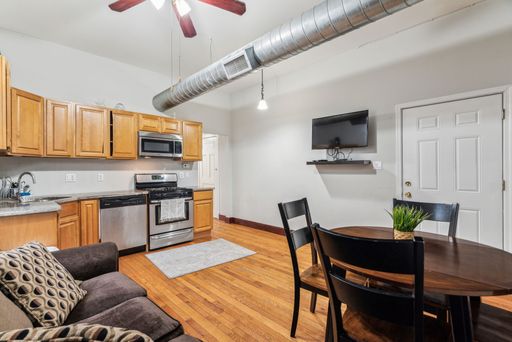 Charming 3 bed Furnished/Unfurnished unit. Furnished unit for ($1900), Unfurnished unit for ($1800). – photo 1