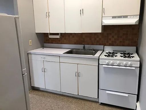Beautiful first-floor studio apartment available for rent at 3308 Hamilton Street - Unit 1. – photo 1