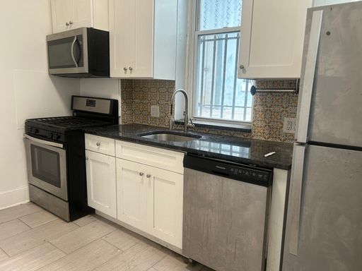 Welcome to this inviting 2-bedroom, 1-bath apartment located at 3513 Unit 1, Indian Queen Lane, Philadelphia, PA 19129. – photo 1