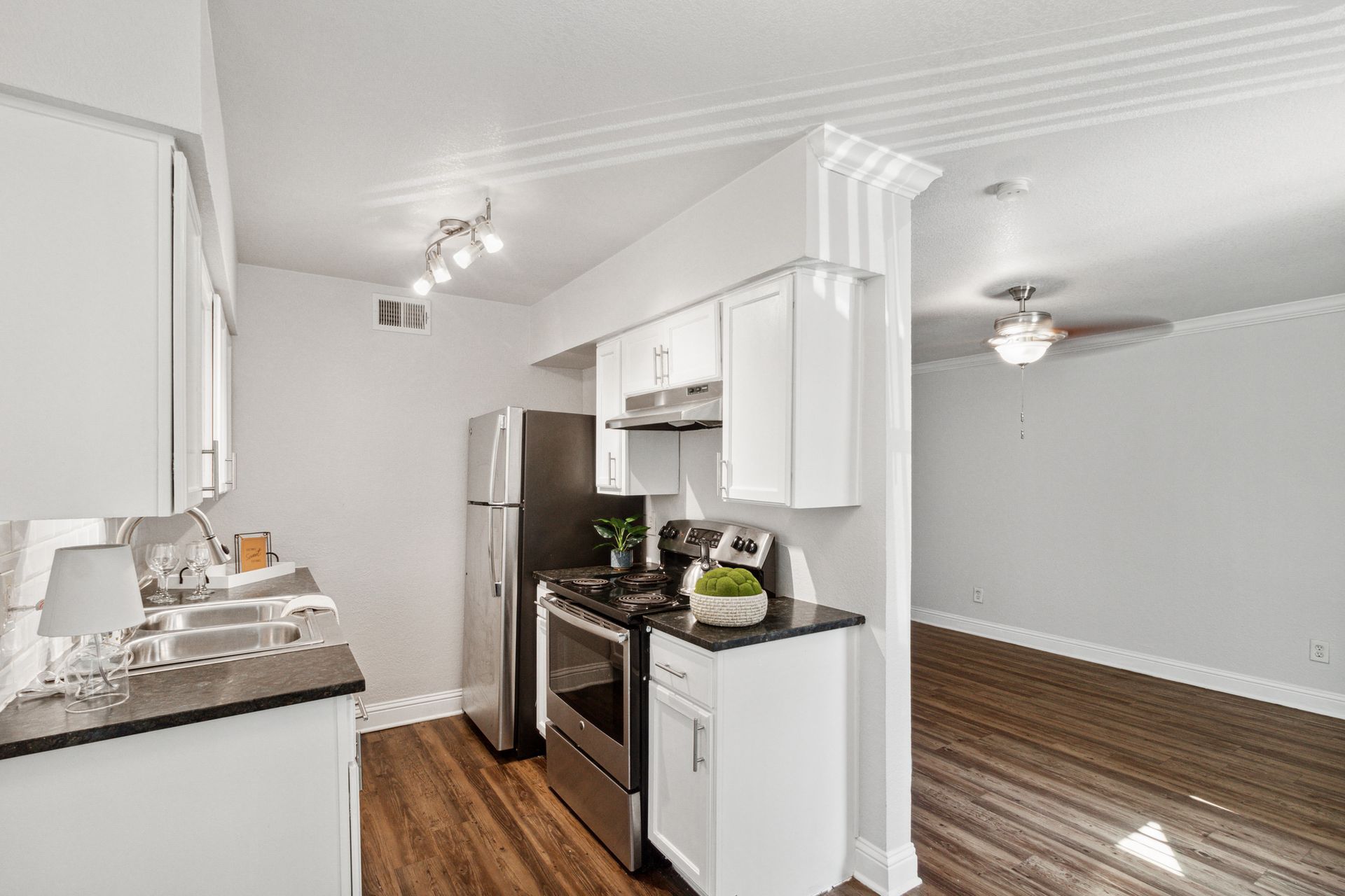 Dallas Apartment: 929 N Marsalis Ave