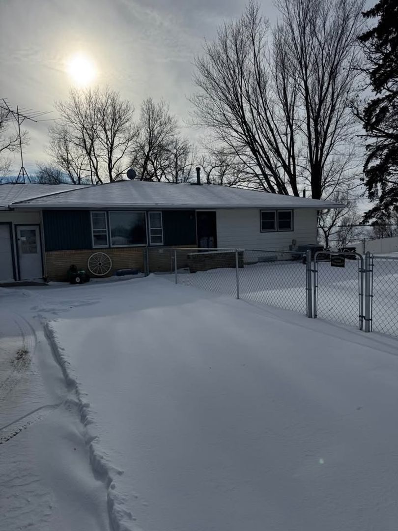 New Prague House: 6589 West 280th Street