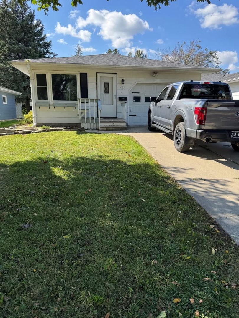 Mankato House: 425 Commodore Drive