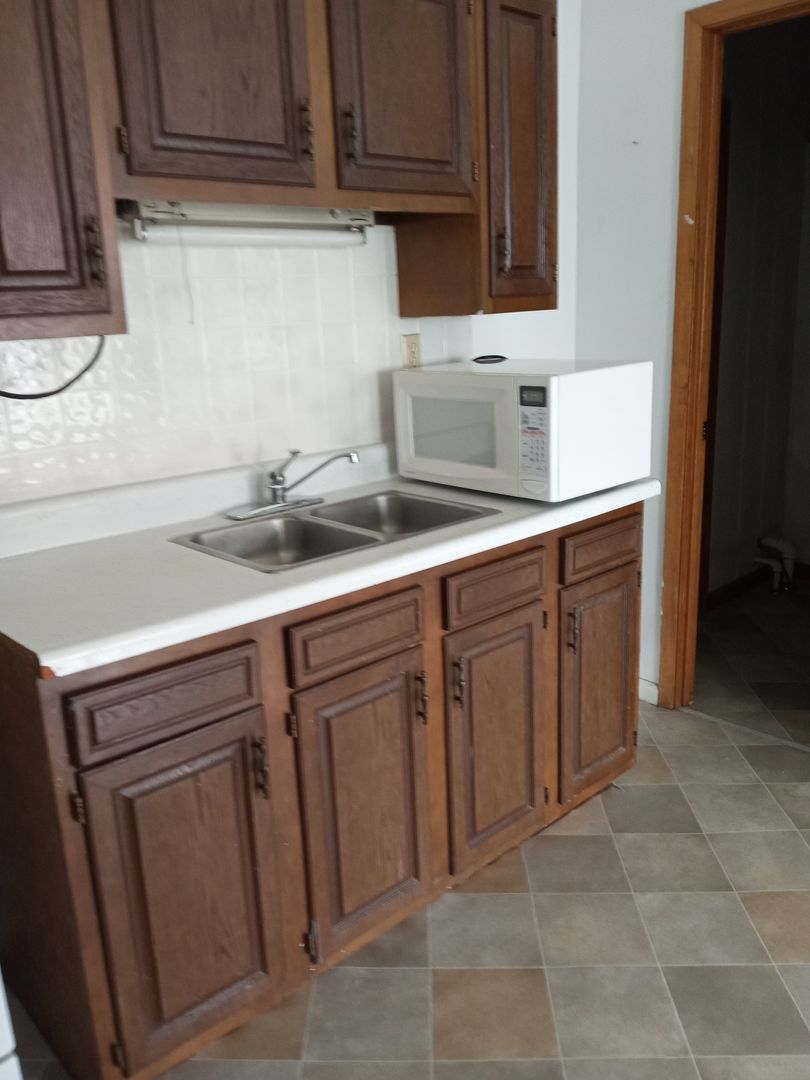 Barnum Apartment: 3726 N Front St.