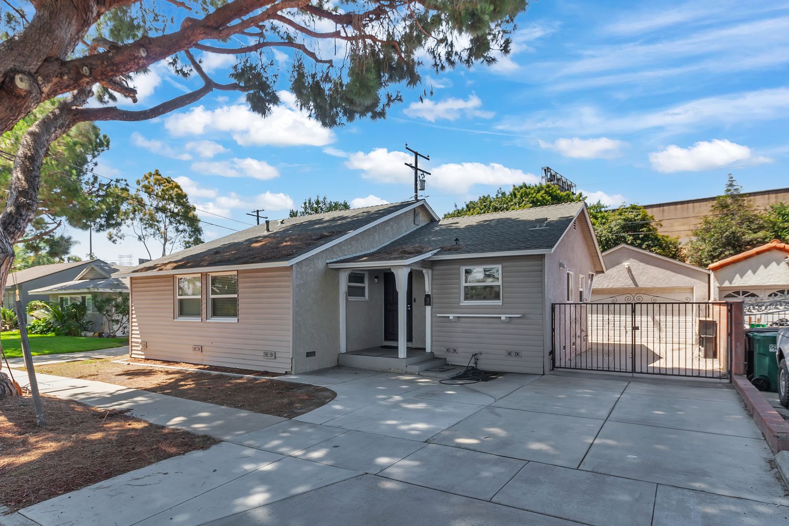 Long beach House: 1833 Lees Ave