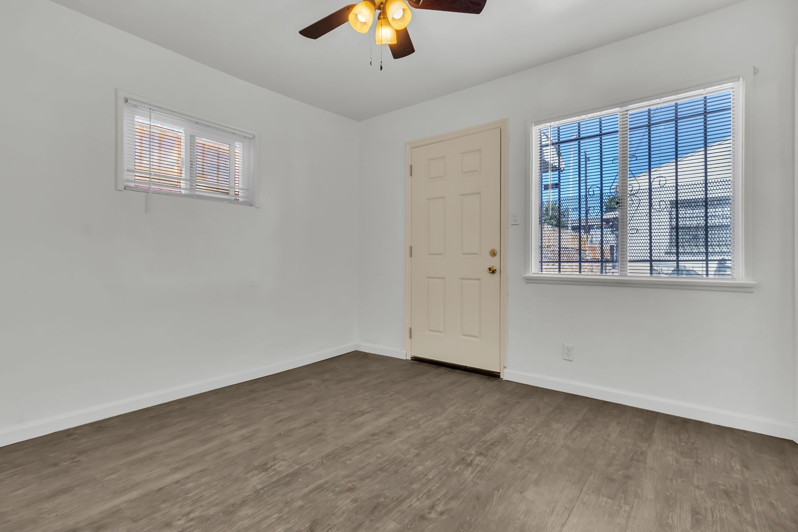 Los Angeles Apartment: 447 E 101st St - 1