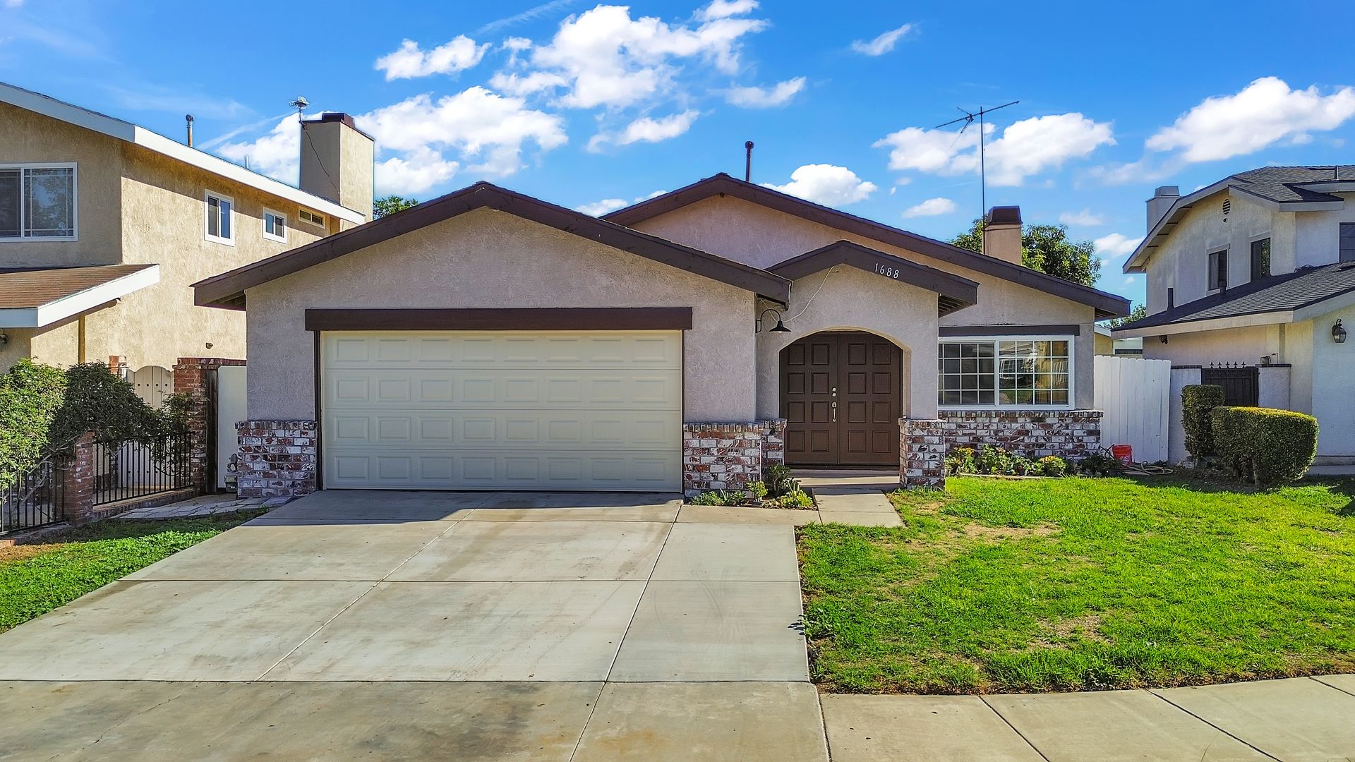 Los Angeles House: 1688 W Bruin Street