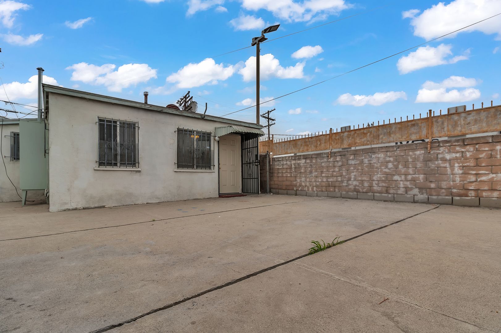 Los Angeles Apartment: 447 E 101st St - 1