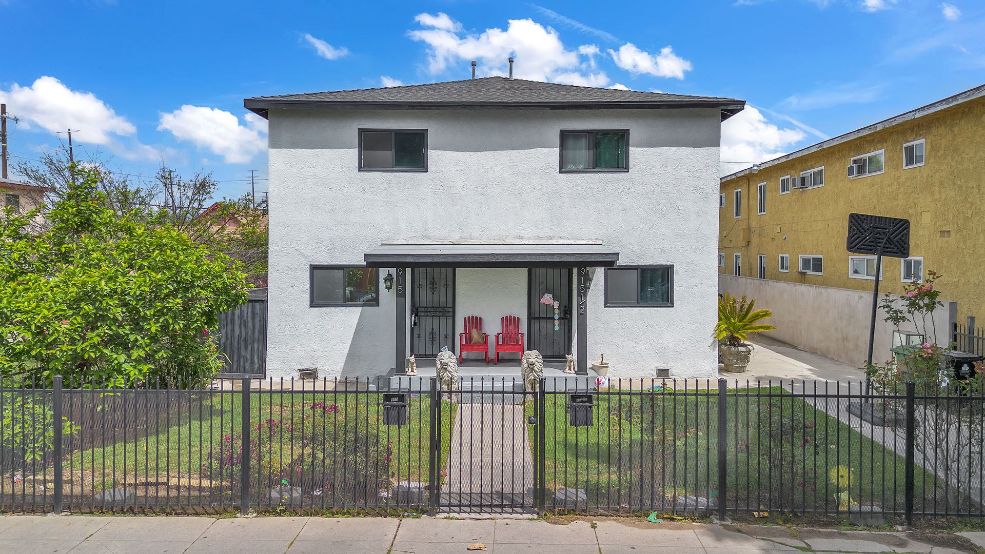 Los Angeles Apartment: 915 E 91st Street