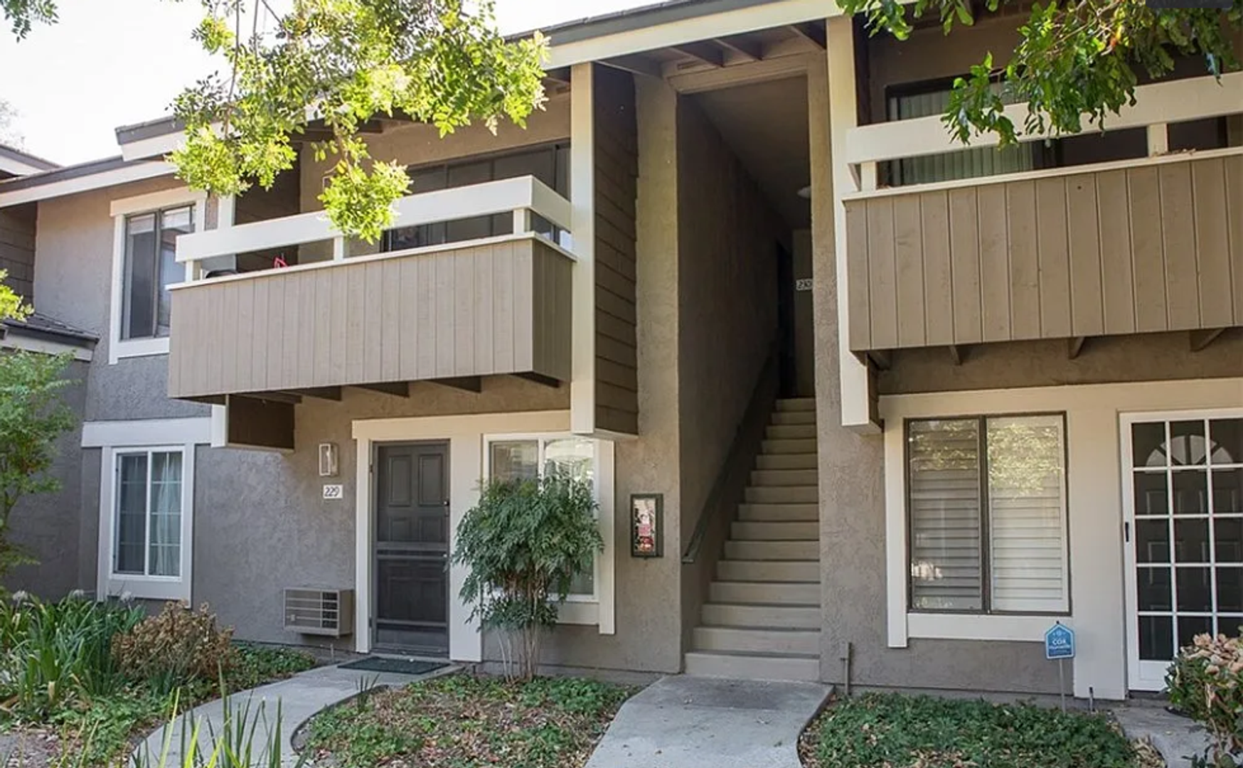 Irvine House: 230 Springview