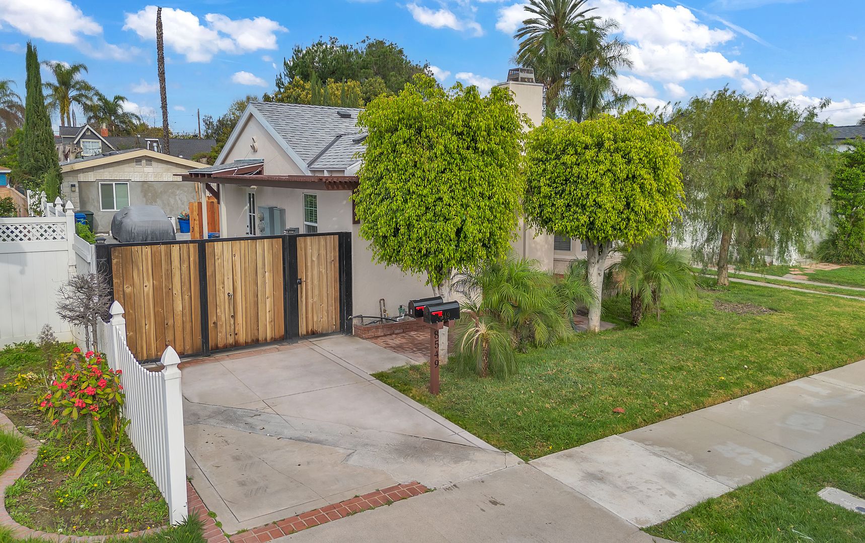 Downey House: 8549 5th Street