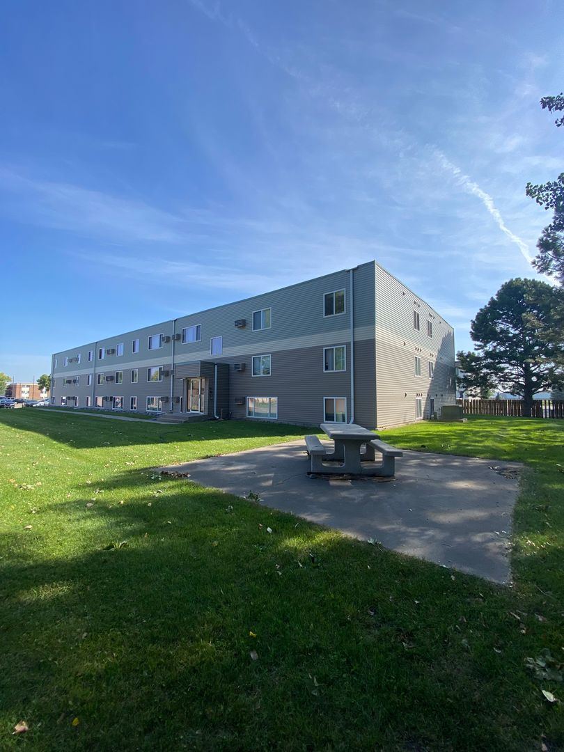 Moorhead Apartment: 1929 18th Ave S