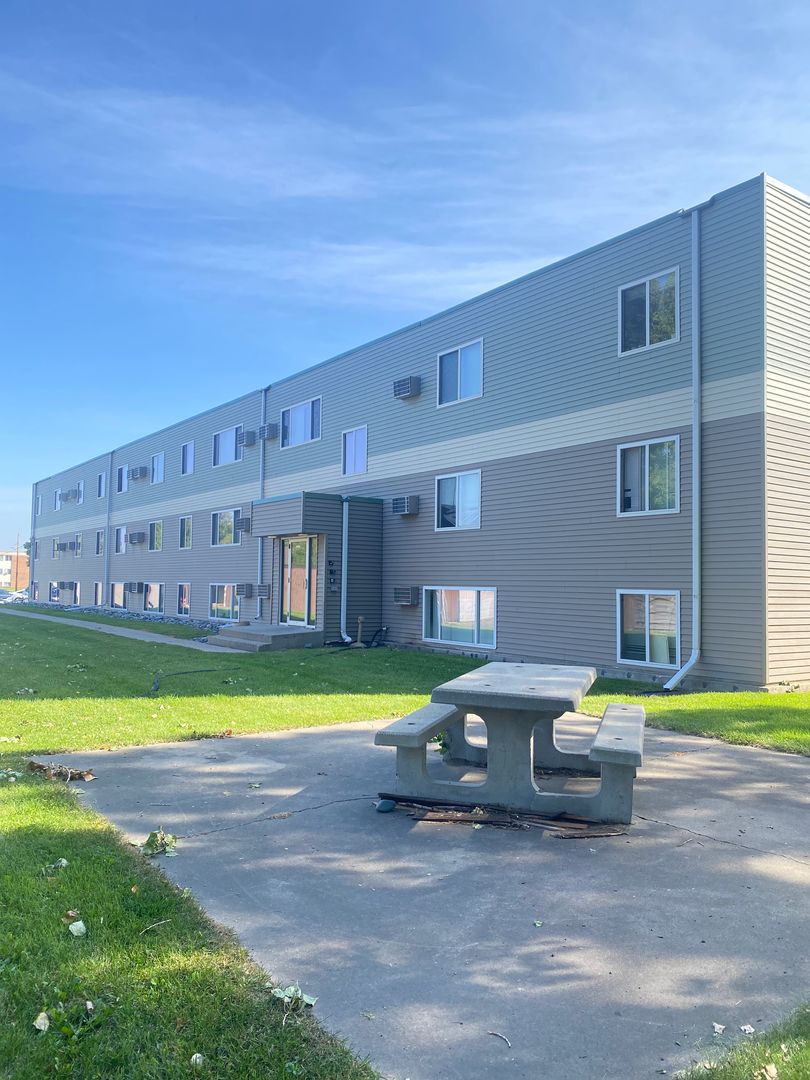 Moorhead Apartment: 1929 18th Ave S