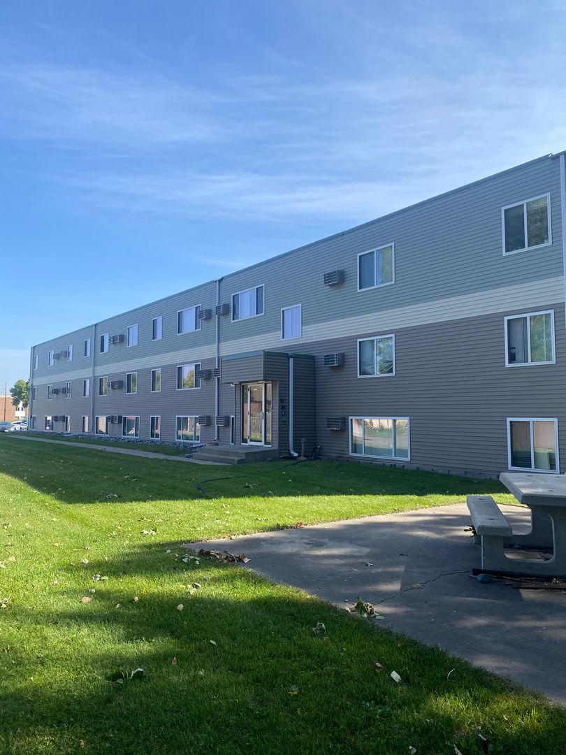 Moorhead Apartment: 1929 18th Ave S